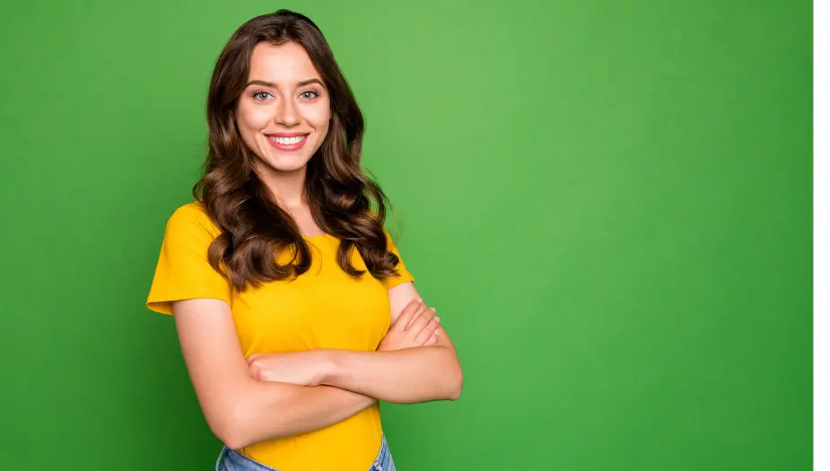 woman showcasing her color green personality strengths